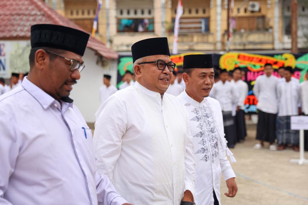 Sekretaris Daerah Aceh, Bustami Hamzah, Inspektur Upacara Hari Santri Nasional (HSN) ke-9 tahun 2023, di Dayah Inshafuddin Lambaro Skep, Banda Aceh, Selasa, 24 Oktober 2023.