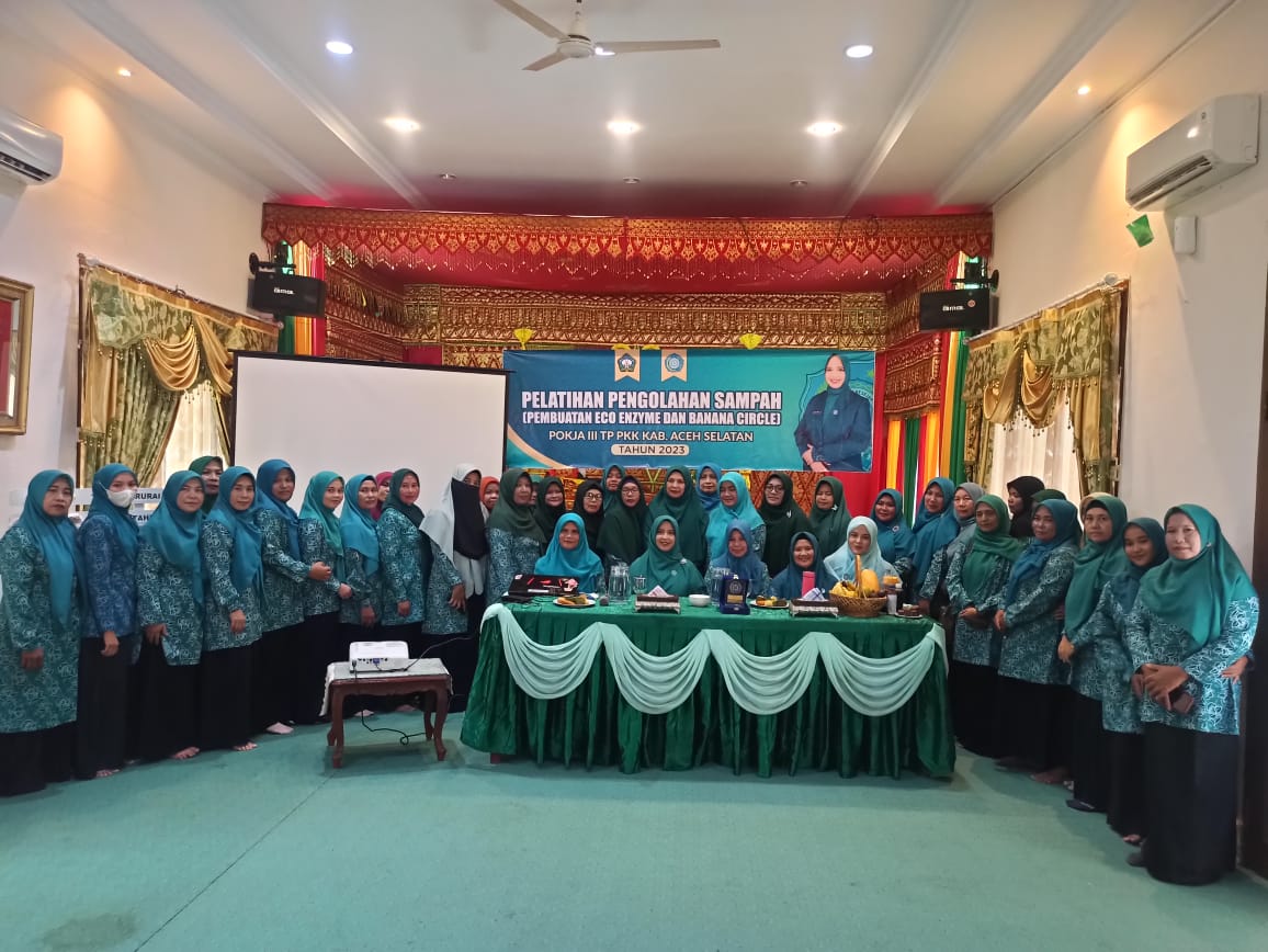 Tim penggerak Pemberdayaan Kesejahteraan Keluarga (PKK) Aceh Selatan mengadakan pelatihan pengelolaan sampah (pembuatan eco enzyme dan banana circle) di Hall pondopo bupati aceh Selatan, Selasa 24 Oktober 2023.