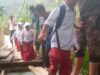 Puluhan Pelajar Bertaruh Nyawa Lewati Jembatan Rusak