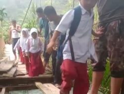 Puluhan Pelajar Bertaruh Nyawa Lewati Jembatan Rusak