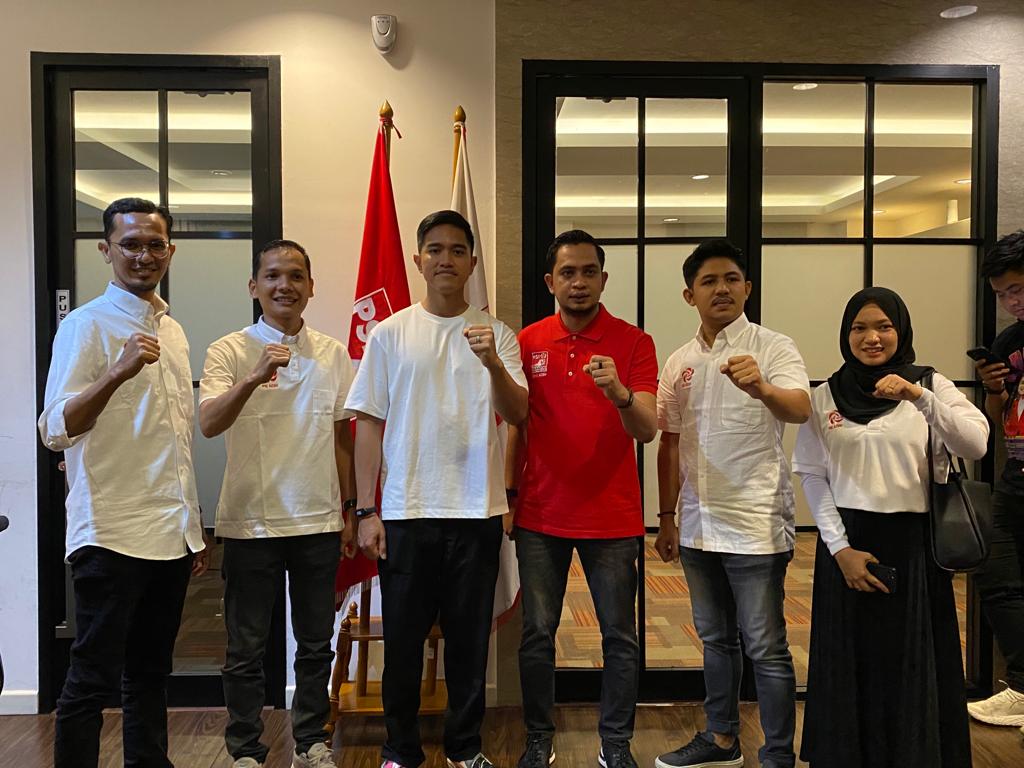 Zulkarnaini, menerima SK sebagai Ketua Dewan Pimpinan Wilayah (DPW) Partai Solidaritas Indonesia (PSI) Aceh dari Ketua Umum DPP PSI Pusat Kaesang Pangarep.