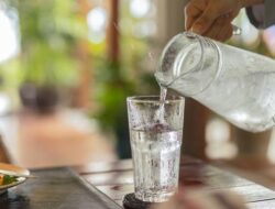 4 Kesalahan yang Tidak Disadari Saat Minum Air Putih