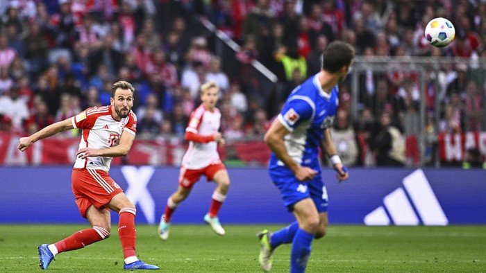 Harry Kane mencetak gol dari tengah lapangan (Foto: AP/Tom Weller)