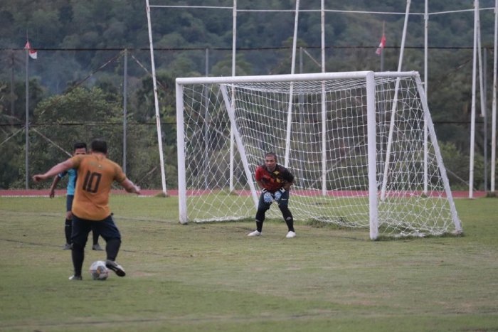 Pj Bupati Aceh Besar, Muhammad Iswanto (baju kuning) membawa bola didepan gawang Camat yang dikawal M Basir Camat Darul Imarah, di laga persahabatan skor 5-1 untuk Pemkab Aceh Besar, di Stadion Komplek Jantho Sport City (JSC) di Kota Jantho, Rabu