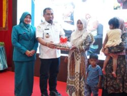 Pj Bupati Aceh Besar Serahkan Bantuan Anak Penderita Stunting