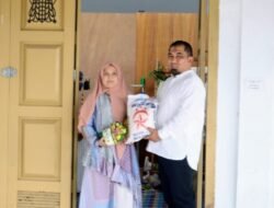 Jumat Berkah, Pj Bupati Aceh Besar Serahkan Bantuan Sembako Kepada Pengrajin