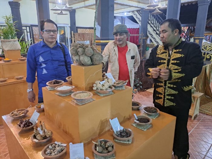 Pj Bupati Aceh Besar, Muhammad Iswanto SSTP MM menjelaskan perjalanan sejarah rempah-rempah yang diproduksi di kabupaten Aceh Besar di Anjongan Aceh Besar PKA-8 Taman Sulthanah Safiatuddin, Banda Aceh, Minggu (05/11/2023).