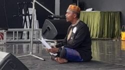 Seniman Aceh Besar M Nur Lamnga saat tampildan menjadi juara pertama pada Lomba Mengarang dan Baca Hikayat pada PKA ke-8 di Kompleks Taman Budaya Kota Banda Aceh, Jum'at (10/11/2023) siang