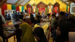 Ribuan pengunjung serbu anjungan Aceh Besar pada malam terakhir PKA 8 di Komplek Taman Ratu Safiatuddin, Banda Aceh, Sabtu (11/11/2023) malam.