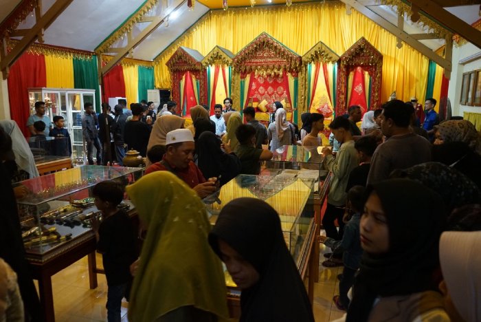 Ribuan pengunjung serbu anjungan Aceh Besar pada malam terakhir PKA 8 di Komplek Taman Ratu Safiatuddin, Banda Aceh, Sabtu (11/11/2023) malam.
