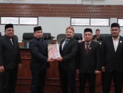 Pj Bupati Aceh Besar Sampaikan Nota Keuangan Rancangan APBK 2024