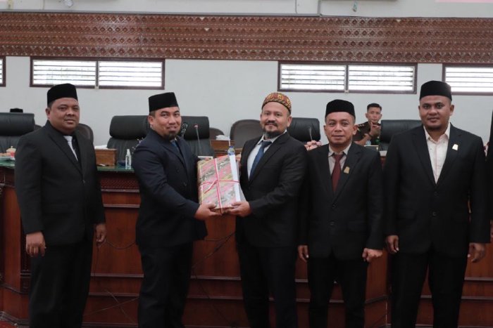 Pj Bupati Aceh Besar Muhammad Iswanto, S.STP MM menyampaikan Pengantar Nota Keuangan Rancangan Anggaran Pendapatan Belanja Kabupaten Aceh Besar Tahun Anggaran 2024 kepada Ketua DPRK Aceh Besar Iskandar Ali SPd MSi di Gedung DPRK Aceh Besar,