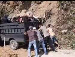 Polisi dan Warga Bersihkan Jalan dari Tanah Longsor