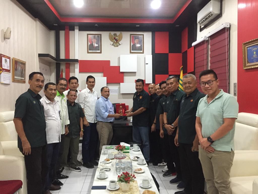 Ketua Umum KONI Aceh didampingi para pengurus saat menerima kedatangan delegasi KONI Jawa Tengah, di Sekretariat KONI Aceh