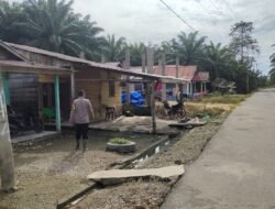 Bhabinkamtibmas Monitoring Pasca Banjir di Trumon Timur