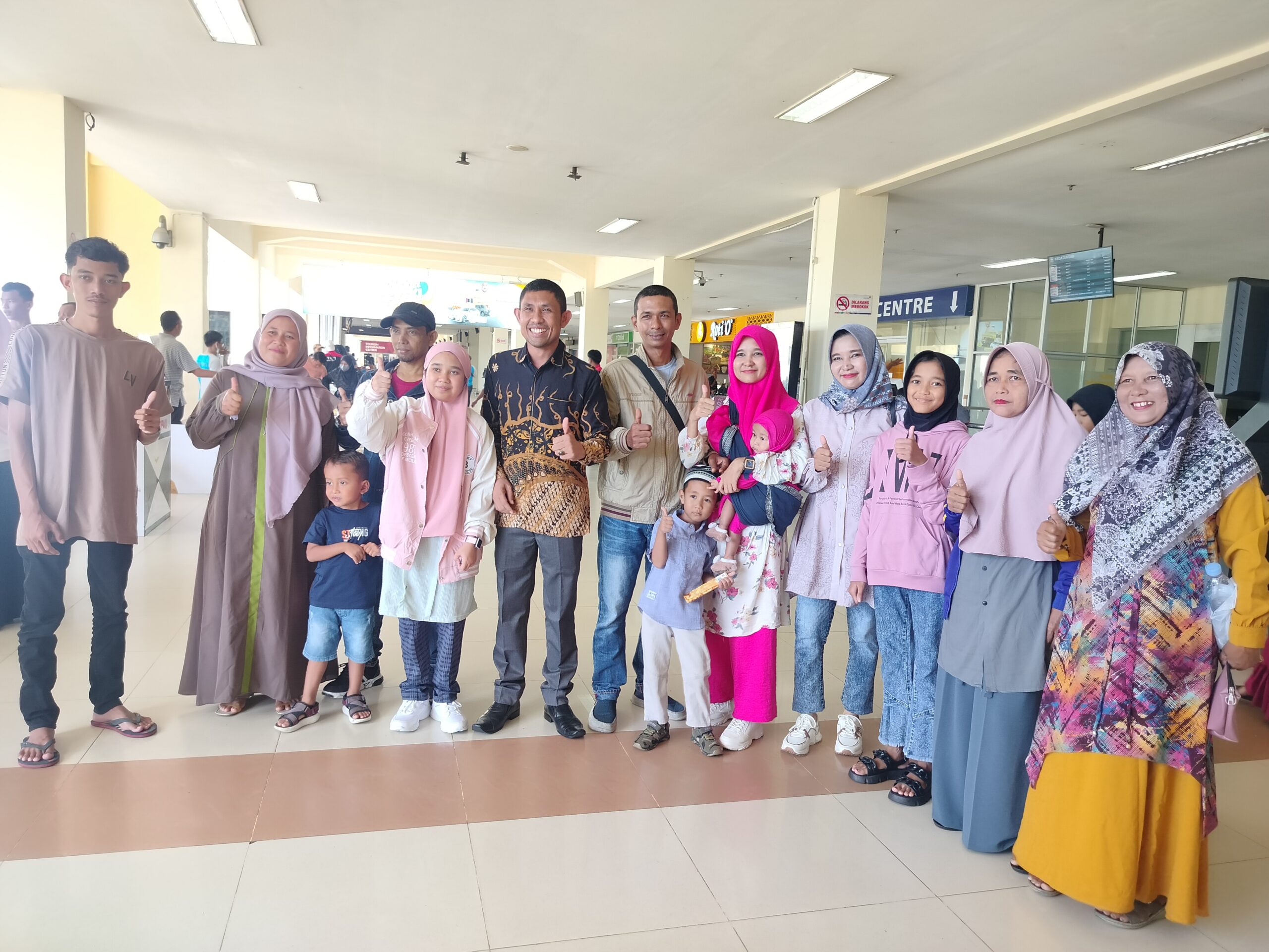 Anggota DPR RI Fraksi Partai Demokrat, Teuku Riefky Harsya (TRH) kembali membawa pulang tiga pasien bocor jantung asal Aceh, usai menjalani operasi dan pengobatan di Jakarta.