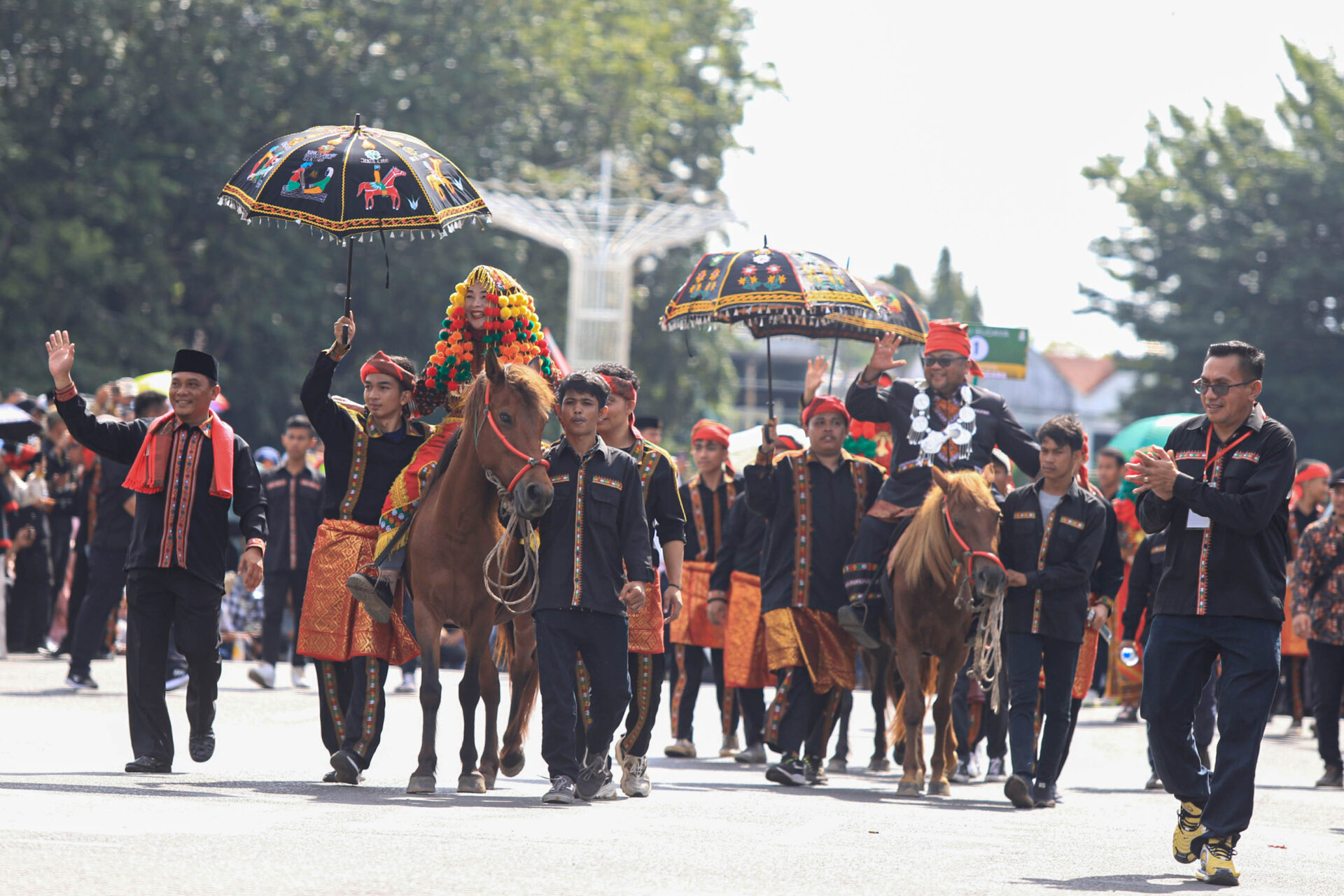 Pawai Budaya Pekan Kebudayaan Aceh (PKA) ke-8 yang diikuti 23 kabupaten/kota berlangsung semarak pada Minggu pagi 5 November 2023. Sebanyak 2.025 peserta tampil mengenakan busana adat atau motif khas dari masing-masing daerah. (Foto: MC PKA-8)