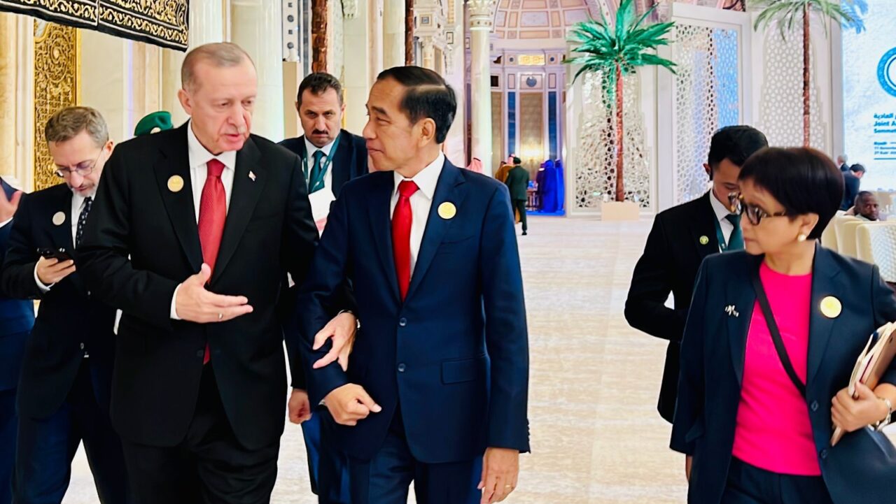 Presiden Jokowi didampingi Menlu Retno Marsudi bertemu dengan Presiden Turki Recep Tayyip Erdogan,, di sela-sela KTT Luar Biasa OKI, di KAICC, Riyadh, Arab Saudi, Sabtu (11/11/2023). (Foto: BPMI Setpres)