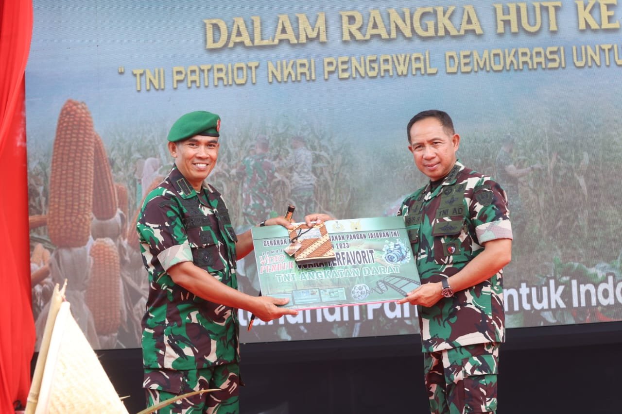 Komandan Korem (Danrem) 012/TU Kolonel Inf Riyanto, S I.P menerima Penghargaan Menteri Pertanian dan Panglima TNI sebagai pemenang dalam Gerakan Nasional Ketahanan Pangan Tahun 2023.