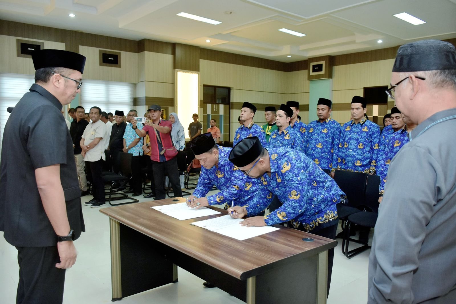 Pj Wali Kota Sabang Reza Fahlevi melantik dan mengambil sumpah 24 orang, yang terdiri dari pejabat administrator, pengawas, non eselon, di lingkungan Pemerintah Kota Sabang, bertempat di Aula Lantai IV Kantor Wali Kota Sabang, Jum'at (3/11).