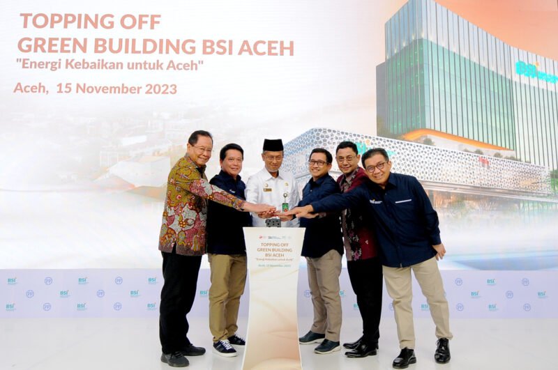Topping Off Green Building BSI di Aceh Rampung & Akan diresmikan Awal Tahun 2024 Dari ki-ka: Menteri BUMN Periode 2009-2011 sekaligus Ketua Diaspora Global Aceh Mustafa Abubakar, Direktur Utama BSI Hery Gunardi, Asisten 3 Provinsi Aceh Iskandar, Direktur Operasi Bidang Gedung PT PP (Persero) Tbk Yuyus Juarsa, Kepala OJK Aceh Yusri, dan Komisaris Utama BSI Muliaman D Hadad saat menekan tombol bersama sebagai simbolis topping off Green Building BSI Aceh, Banda Aceh (15/11). PT Bank Syariah Indonesia Tbk. (BSI) menargetkan gedung landmark Perseroan di Aceh senilai Rp325 miliar diresmikan pada Maret 2024, menyusul rampungnya konstruksi yang ditandai topping off. Gedung berkonsep green building ini pun semakin menekankan komitmen BSI memajukan perekonomian di Serambi Mekah.