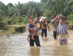 Polisi Bantu Evakuasi Masyarakat Terdampak Banjir di Trumon