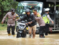 Wakapolres Aceh Singkil Terjun Langsung ke Lokasi Banjir