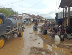 Polisi Salurkan Air Bersih untuk Korban Banjir di Trumon Tengah