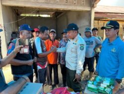 Pj Bupati Abdya Serahkan Bantuan kepada Warga Trumon