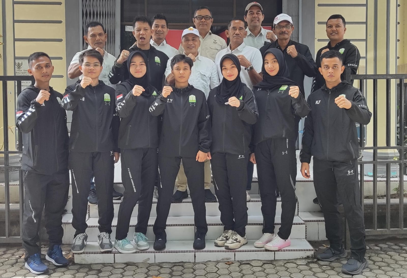 Ketua Umum KONI Aceh H. Kamaruddin Abu Bakar secara resmi melepas karateka yang akan bertanding pada Kejuaraan KL Mayor’s Cup Karate Championship di Kuala Lumpur, Malaysia.