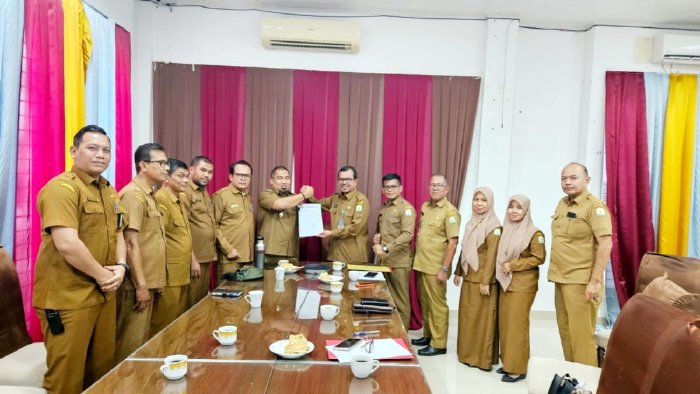 Pj Bupati Aceh Besar Muhammad Iswanto menerima hasil rancangan Qanun Kabupaten Aceh Besar tentang pajak dan Retribusi yang diserahkan oleh Asisten I Pemerintah Aceh Azwardi, Bertempat di Gedung Dekranasda Gampong Gani Ingin Jaya, Aceh Besar