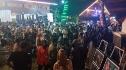 Pengunjung PKA Ke 8 mengunjungi anjungan PKA Aceh Besar di Taman Suthanah Safiatuddin, Lamprit, Banda Aceh, Kamis (9/11/2023).