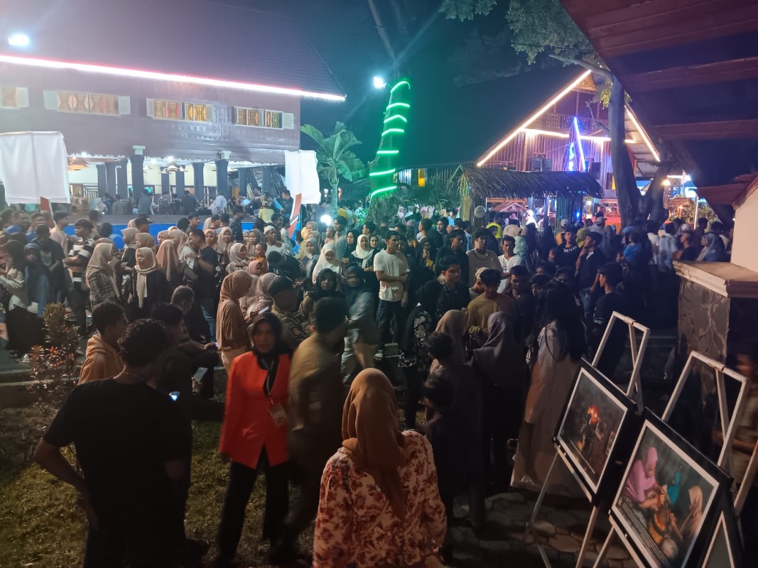 Pengunjung PKA Ke 8 mengunjungi anjungan PKA Aceh Besar di Taman Suthanah Safiatuddin, Lamprit, Banda Aceh, Kamis (9/11/2023).