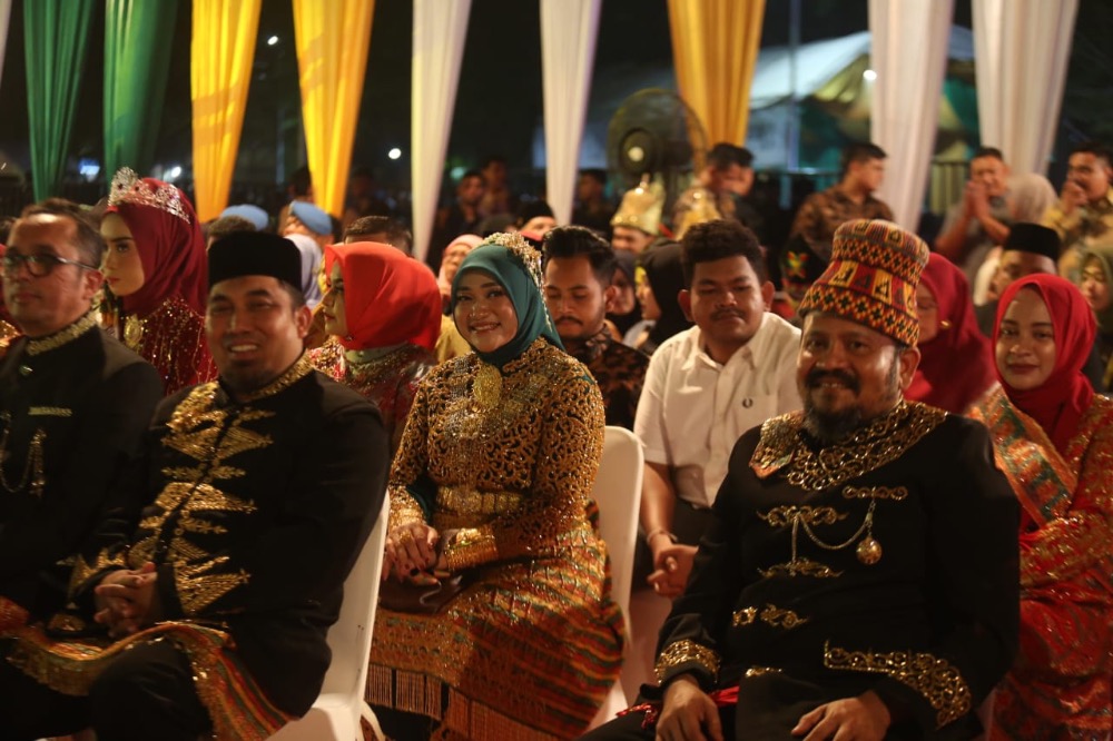 Pj Bupati Aceh Besar Muhammad Iswanto sedang menumbuk rempah di leusong kayee sebagai tanda pembukaan PKA ke 8 secara resmi telah dibuka, bertempat di Taman Sulthanah Safiatuddin, Banda Aceh, Sabtu (04/11/2023) malam.