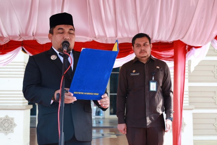 Pj Bupati Aceh Besar Muhammad Iswanto, S.STP MM bertindak selaku Inspektur Upacara peringatan Hari Pahlawan ke-78 tahun 2023 di halaman Kantor Bupati Aceh Besar, Jumat (10/11/2023).