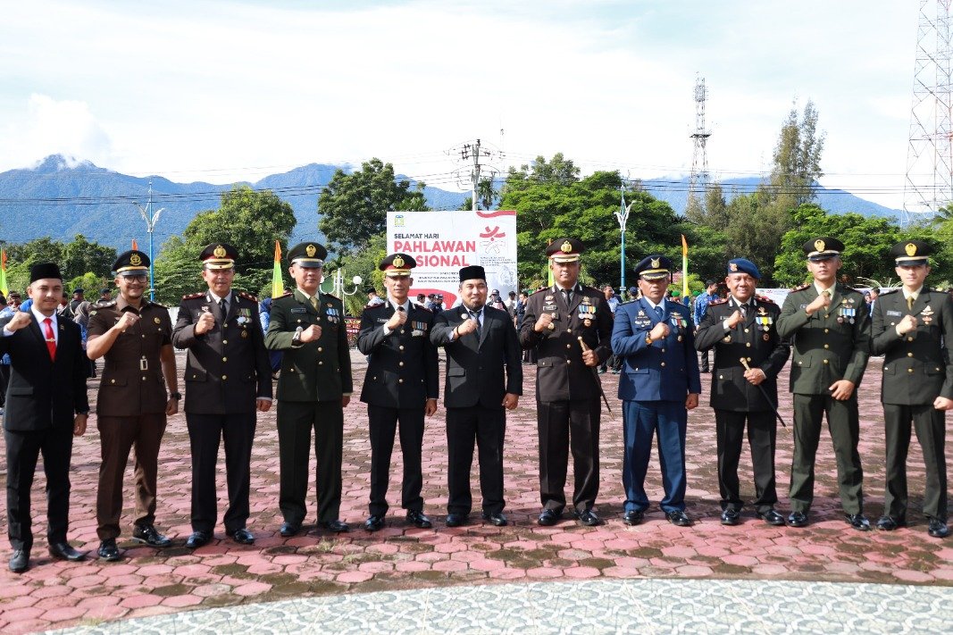Pj Bupati Aceh Besar Muhammad Iswanto, S.STP MM foto bersama Forkopimda usai Upacara peringatan Hari Pahlawan ke-78 tahun 2023 di halaman Kantor Bupati Aceh Besar, Jumat (10/11/2023).