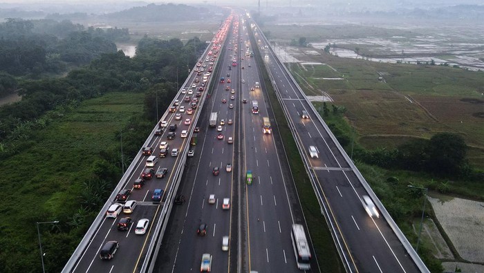 Ilustrasi Tol Jakarta-Cikampek (ANTARA FOTO/Fakhri Hermansyah).
