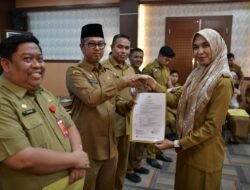 Asisten III Serahkan SK Penempatan Lulusan IPDN Angkatan XXIX