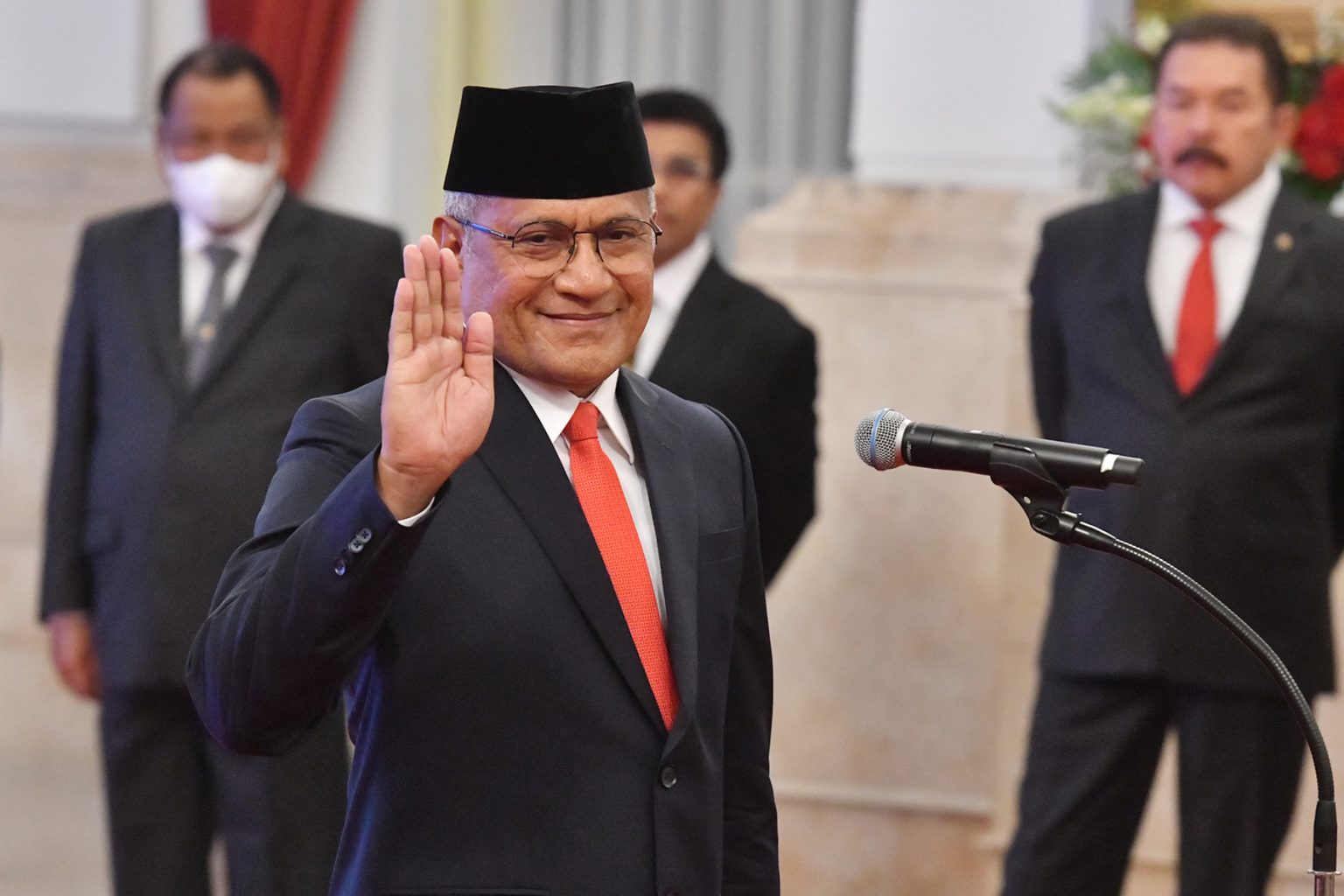 Presiden RI Joko Widodo (Jokowi) melantik Irjen Pol Marthinus Hukom sebagai Kepala BNN, Jumat (08/12/2023), di Istana Negara, Jakarta. (Foto: Humas Setkab/Jay)