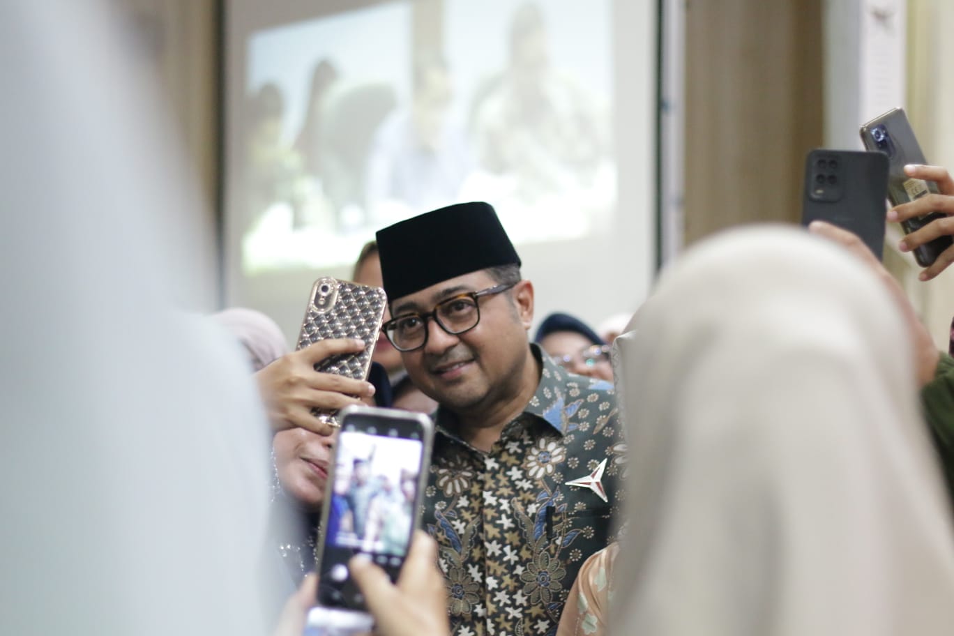 Teuku Riefky Harsya