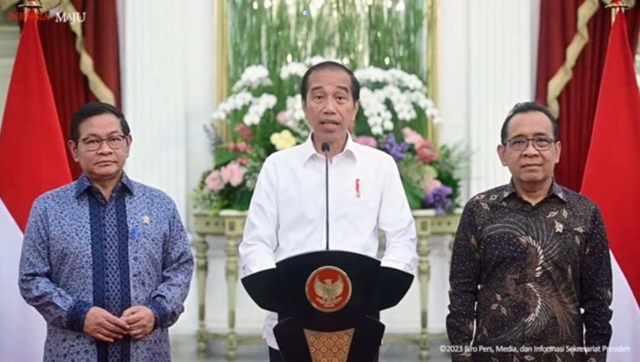 Presiden Jokowi didampingi Seskab Pramono Anung dan Mensesneg Pratikno memberikan keterangan pers, di Istana Merdeka, Jakarta, Jumat (08/12/2023). (Sumber: Tangkapan Layar)
