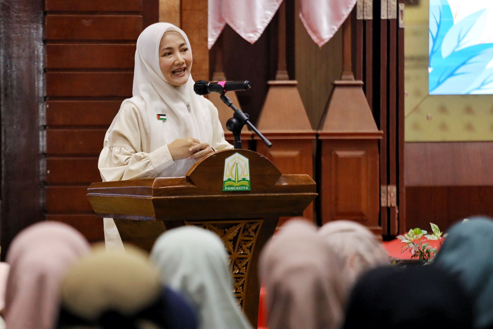Pj Ketua PkK Aceh Ayu Marzuki menyampikan Materi Pada Launching dan Seminar SAMARA (Sekolah Mawaddah Warahmah) di Anjong Mon Mata, Banda Aceh, 9 Desember 2023