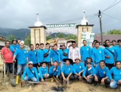 KNPI Aceh Selatan Berjibaku dengan Lumpur