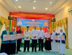 Pemkab Aceh Selatan Serahkan Beasiswa Mahasiswa Prestasi dan Kurang Mampu
