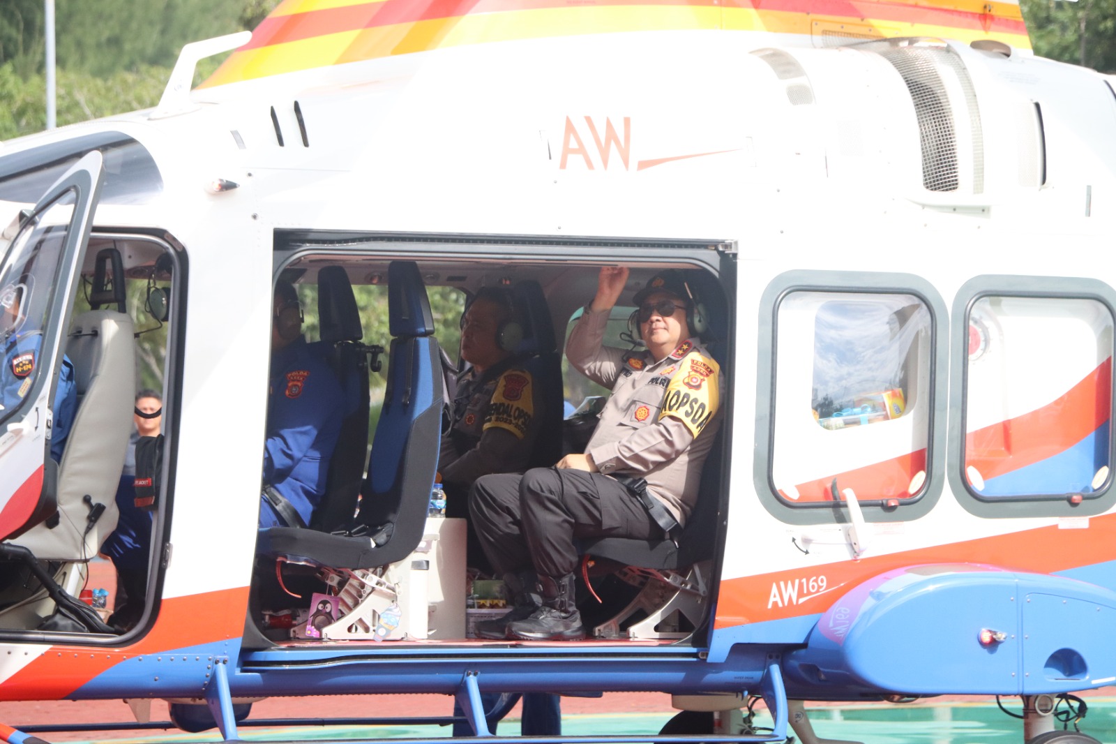 Kapolda Aceh Irjen Achmad Kartiko melaksanakan patroli udara untuk memantau situasi perairan dalam rangka mengantisipasi kedatangan pengungsi Rohingnya, Rabu, 20 Desember 2023.