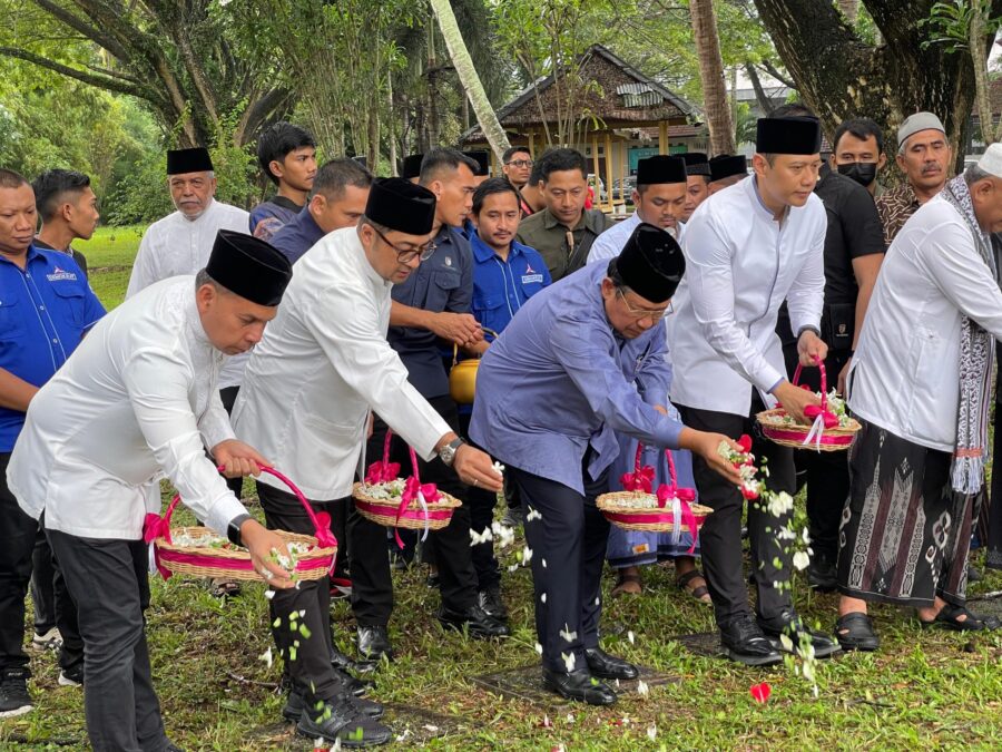 Presiden RI Ke-6, Susilo Bambang Yudhoyono (SBY) melakukan ziarah ke kuburan massal korban Tsunami yang terletak di desa Siron, Aceh Besar, Senin 25 Desember 2023.