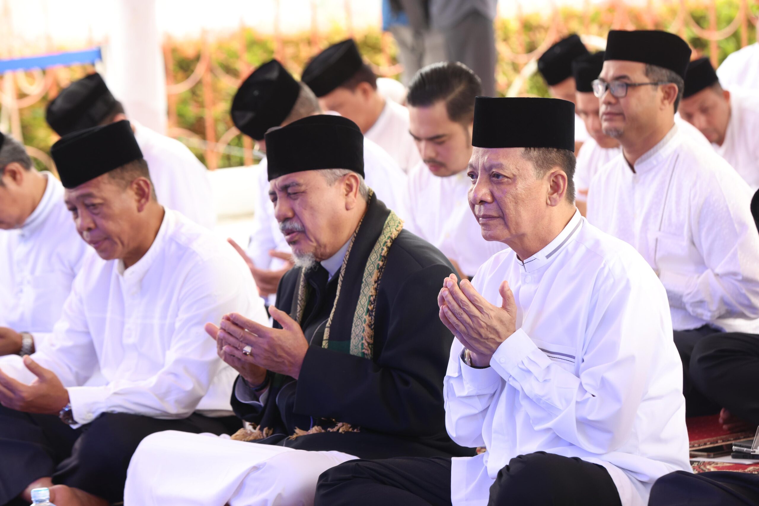 Pj Gubernur Aceh, Achmad Marzuki, mengikuti zikir dan tausiah peringatan 19 tsunami Aceh tahun 2023, sekaligus menyantuni anak yatim, di Halaman Masjid Raya Baiturrahman Banda Aceh, Selasa, 26 Desember 2023.