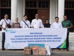 BPJS Keternagakerjaan Serahkan Bantuan untuk Korban Banjir