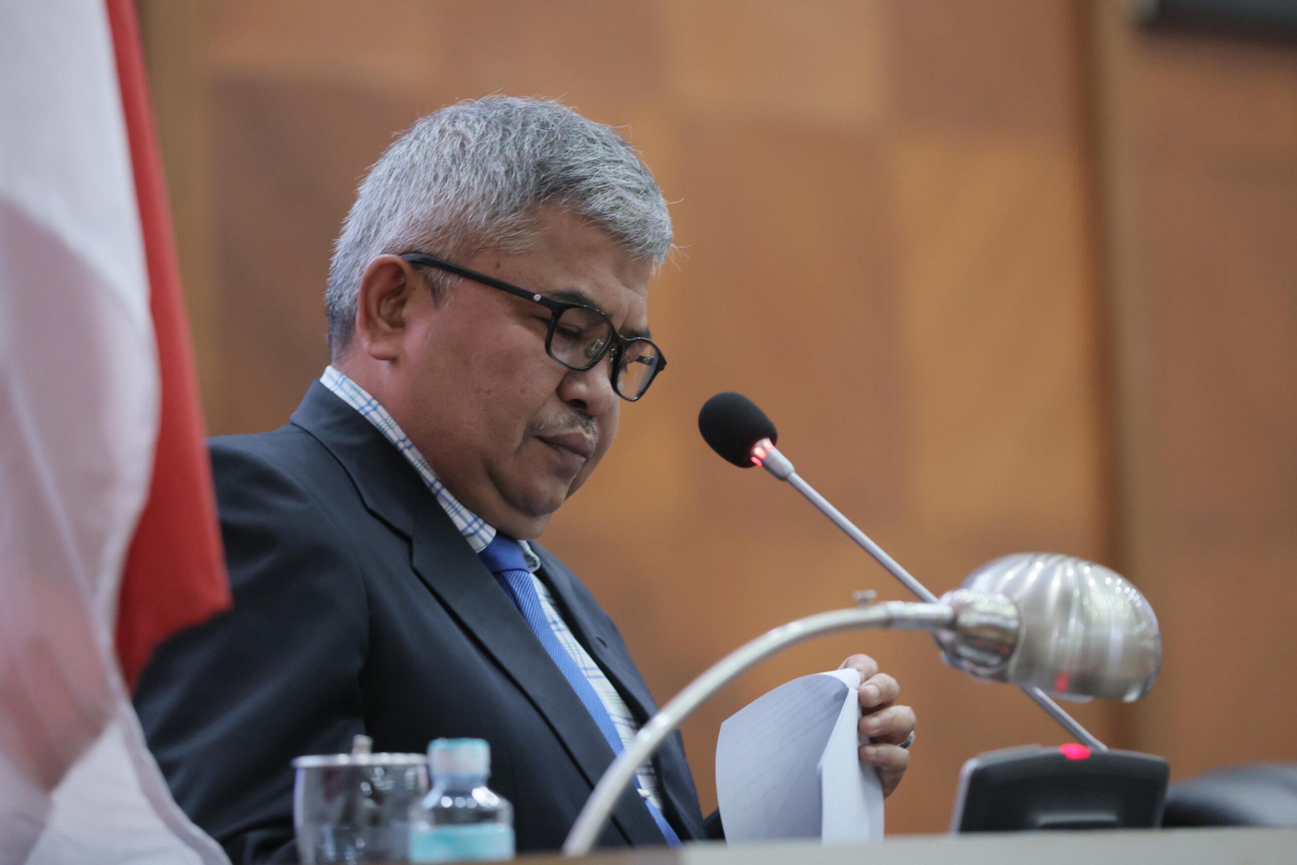 Sekretaris Daerah Aceh Bustami Hamzah, saat membacakan Pendapat Gubernur Aceh, terhadap tujuh Rancangan Qanun Aceh Inisiatif Dewan Perwakilan Rakyat Aceh, pada Rapat Paripurna DPRA Tahun 2023, di ruang rapat paripurna DPRA, Kamis (28/12/2023) malam.