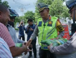 Jumat Berkah, Ditlantas Polda Aceh Berbagi dengan Cleaning Service dan Abang Becak